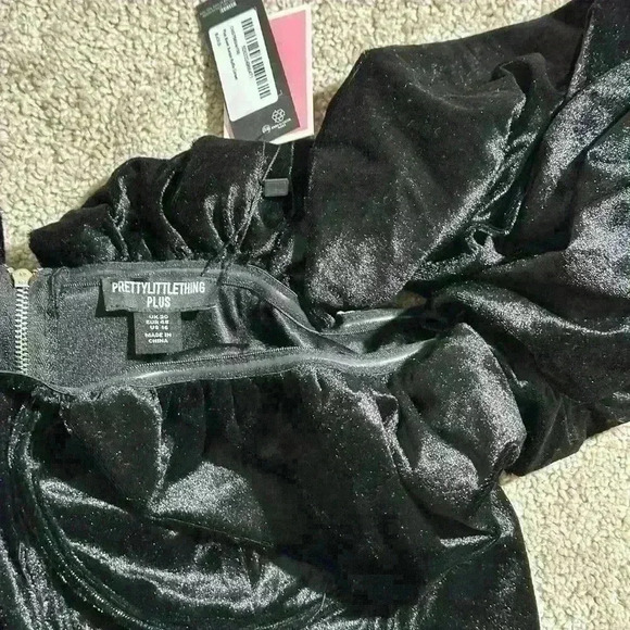 Pretty little thing Women's velvet off shoulder crop top size US 16 - Picture 5 of 5